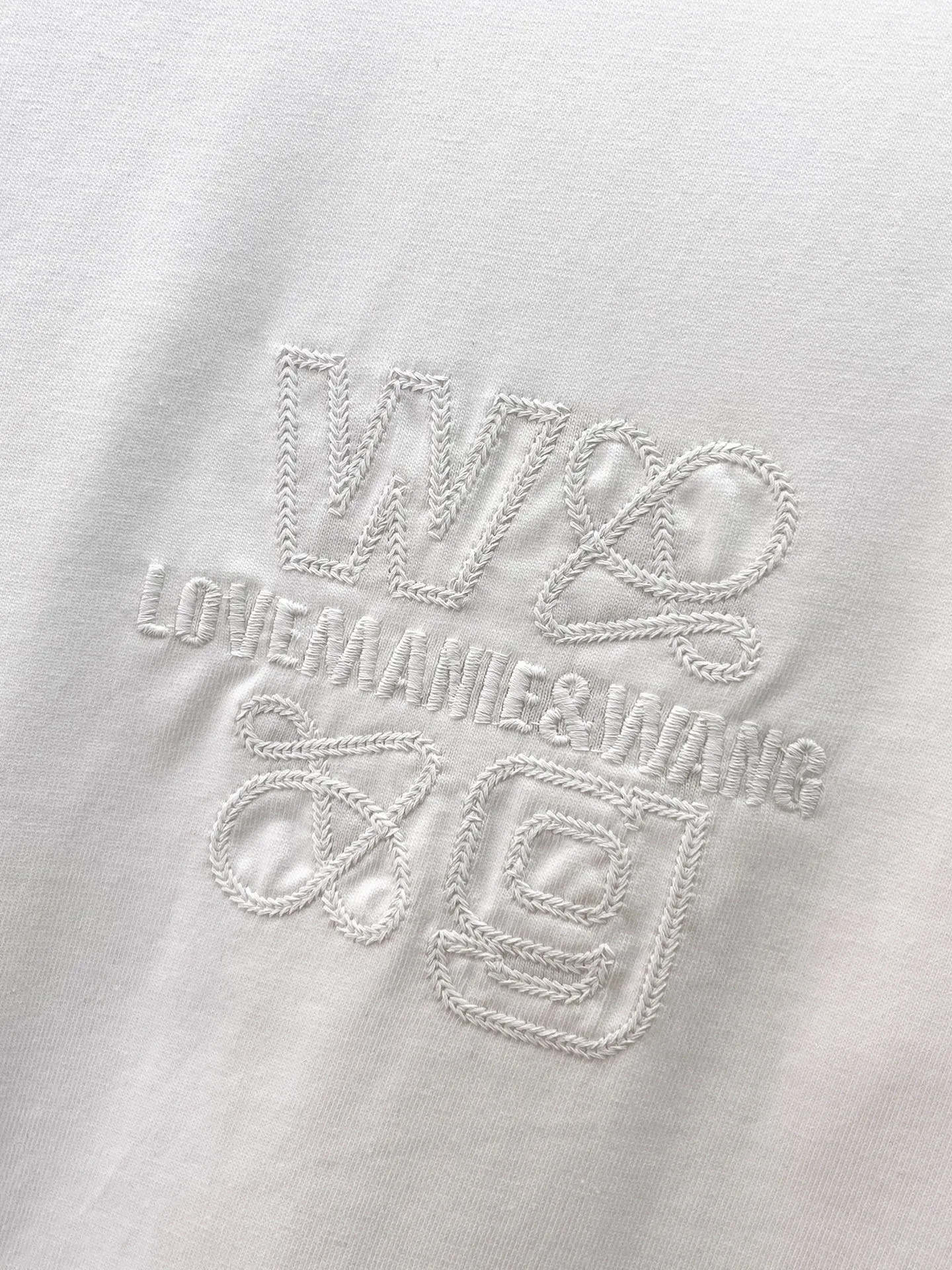 Balenciaga's high-end top-quality products 🐮2026 Spring and Summer New Arrival first counter, the latest New Arrival short-sleeved round neck T-shirt, Premium customized design, avant-garde and fashionable! Brand logo heavy craftsmanship design Premium customized 260g fabric. Soft to the touch. Comfortable to wear. Counter-level exquisite stitching. Fine workmanship. The upper body effect is incomparably handsome! A must-have item for men and women with the same style! Sizes: S~XXL When placing an order, please state your height and weight. The maximum wearing size is 210 pounds (one size larger)